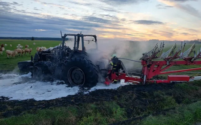 U Třeboně hořel traktor. Škoda je za čtyři miliony korun