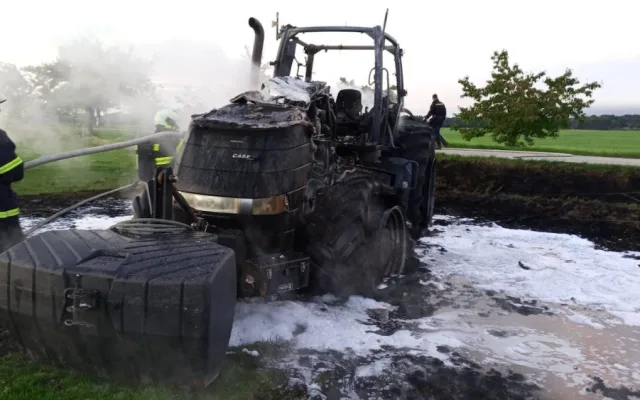 U Třeboně hořel traktor. Škoda je za čtyři miliony korun
