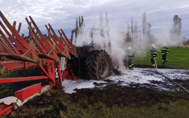 U Třeboně hořel traktor. Škoda je za čtyři miliony korun