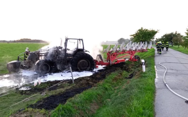U Třeboně hořel traktor. Škoda je za čtyři miliony korun