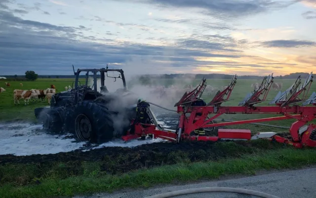 U Třeboně hořel traktor. Škoda je za čtyři miliony korun