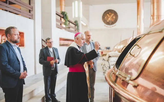 Biskup tradičně požehnal várce ležáku z Budvaru. Lahev poputuje i papežovi do Vatikánu
