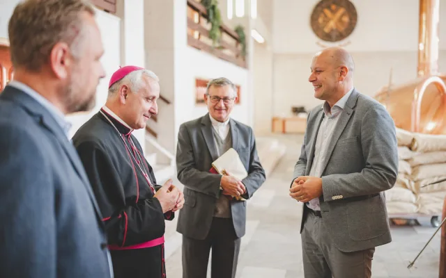 Biskup tradičně požehnal várce ležáku z Budvaru. Lahev poputuje i papežovi do Vatikánu