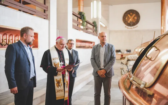 Biskup tradičně požehnal várce ležáku z Budvaru. Lahev poputuje i papežovi do Vatikánu