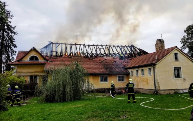 Na Táborsku shořela střecha sokolovny. Škoda je deset milionů