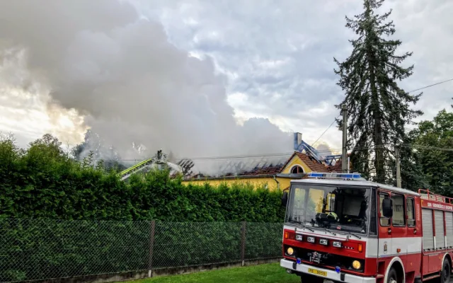Na Táborsku shořela střecha sokolovny. Škoda je deset milionů