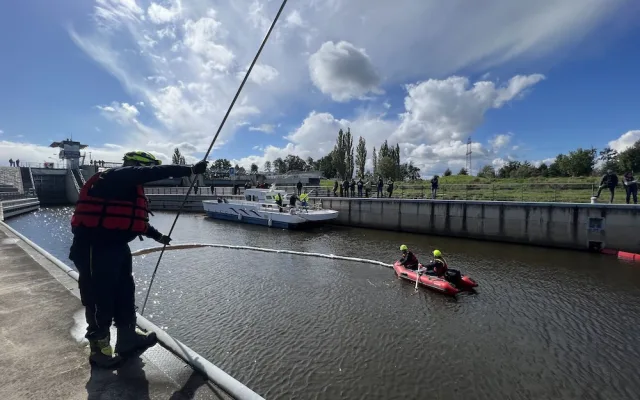Únik nafty do vody nebo vůz na dně přístaviště. Povodí Vltavy cvičilo v Českém Vrbném