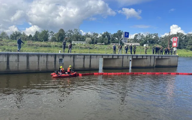 Únik nafty do vody nebo vůz na dně přístaviště. Povodí Vltavy cvičilo v Českém Vrbném