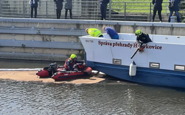 Únik nafty do vody nebo vůz na dně přístaviště. Povodí Vltavy cvičilo v Českém Vrbném