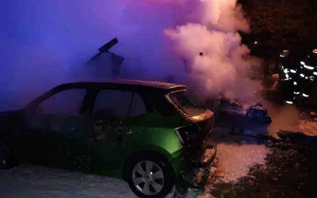 Zaparkovaný obytný vůz zachvátil požár. Explodovala v něm propanbutanová lahev