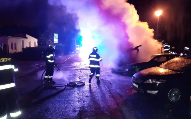 Zaparkovaný obytný vůz zachvátil požár. Explodovala v něm propanbutanová lahev
