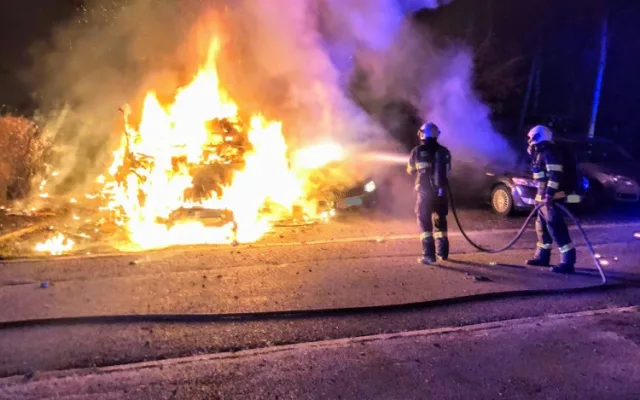 Zaparkovaný obytný vůz zachvátil požár. Explodovala v něm propanbutanová lahev