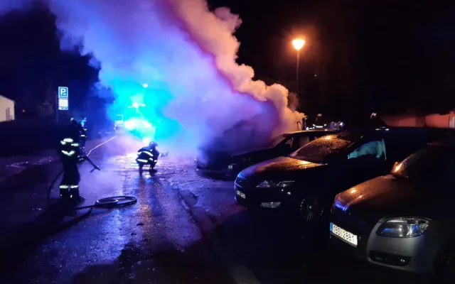 Zaparkovaný obytný vůz zachvátil požár. Explodovala v něm propanbutanová lahev