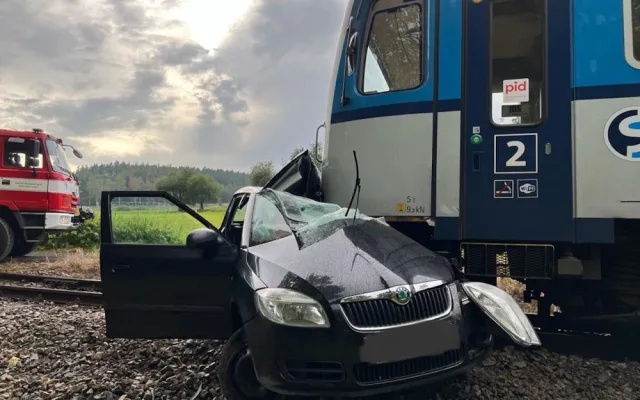 Střet vlaku s autem u Blatné.