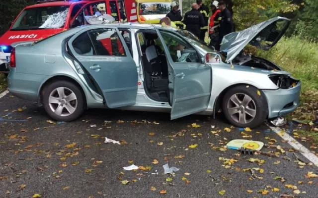 Dopravní nehoda ve vesnici Dolní Jílovice u Čertovy stěny.