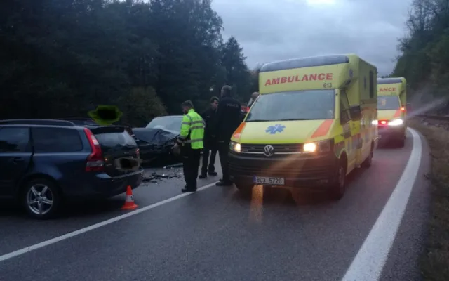 Pět zraněných si vyžádala nehoda dvou osobních vozidel na Strakonicku