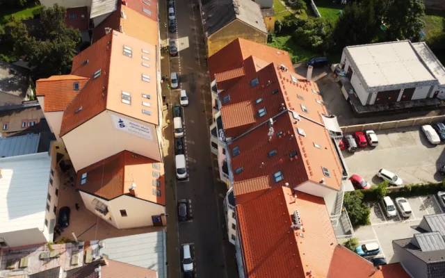 Škola se v roce 2000 přestěhovala do Jeronýmovy ulice.