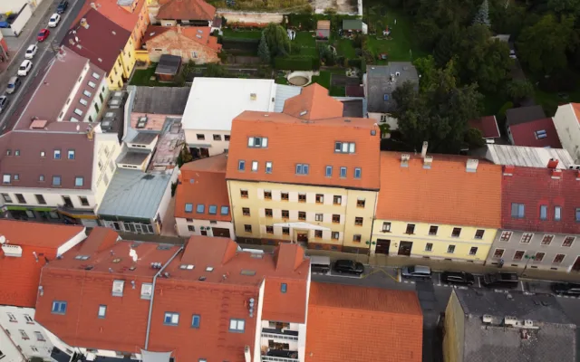Škola se v roce 2000 přestěhovala do Jeronýmovy ulice.