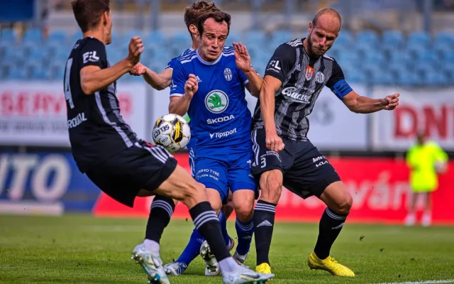Stoper Martin Králik (vpravo) působí v Dynamu třetí sezonu.