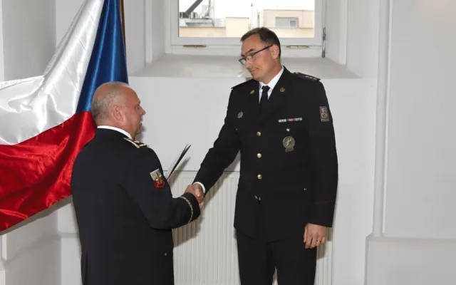 Řidiče z havarovaného auta zachránil policista v civilu. Za svůj čin získal ocenění