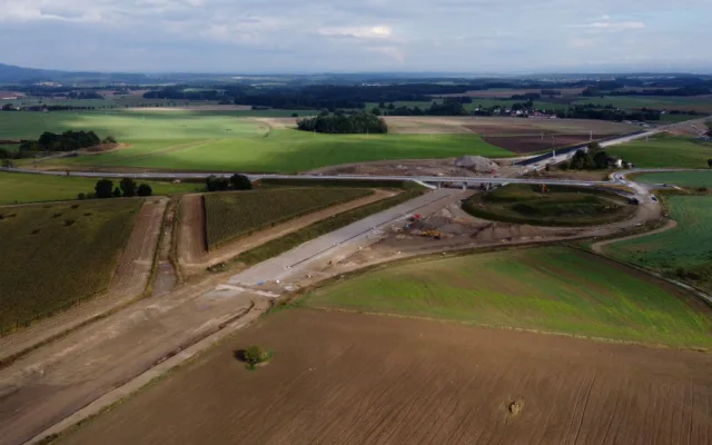 FOTO: Pokračuje výstavba dálnice, která spojí Česko s Rakouskem