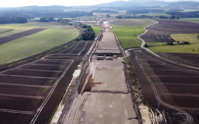 FOTO: Pokračuje výstavba dálnice, která spojí Česko s Rakouskem