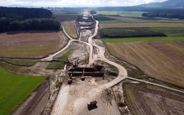 FOTO: Pokračuje výstavba dálnice, která spojí Česko s Rakouskem