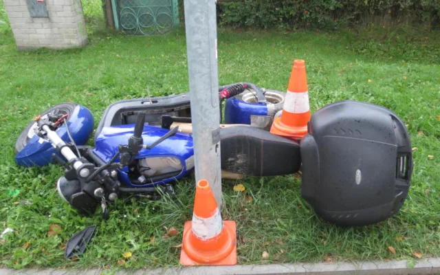 Opilý muž narazil na skútru do veřejného osvětlení. Měl zákaz řízení