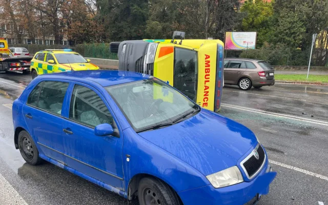 Po střetu s osobním autem zůstala sanitka na boku. Tři lidé se zranili