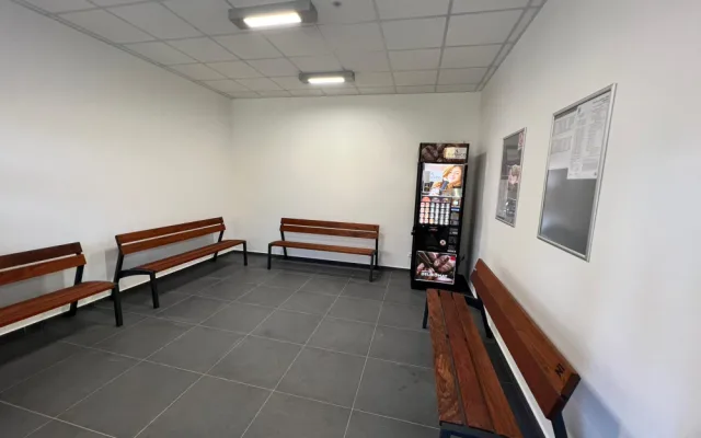Výpravní budova ve Vimperku nabízí po opravě moderní zázemí pro cestující.