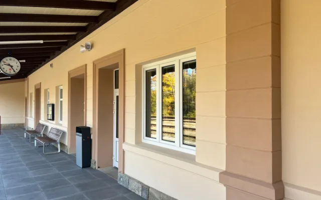 Výpravní budova ve Vimperku nabízí po opravě moderní zázemí pro cestující.