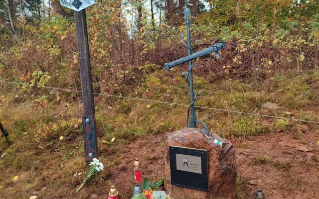 Památku tragicky zesnulého slavného Šumaváka Emila Kintzla připomíná pamětní kříž v Kašperských Horách. Stojí hned vedle křížku jeho syna Petra.