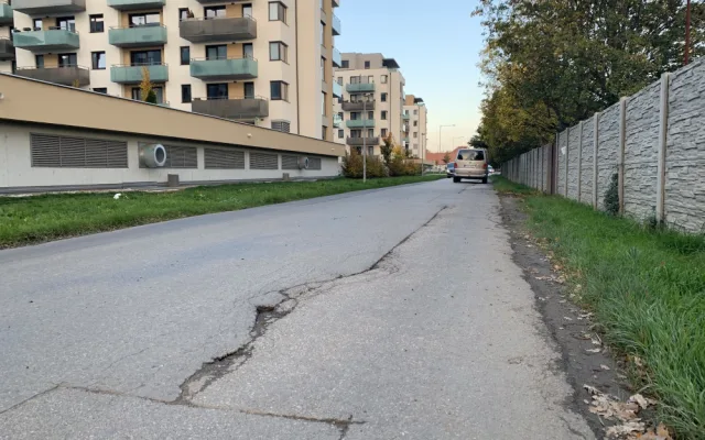 Silnice čelí intenzivní dopravě.