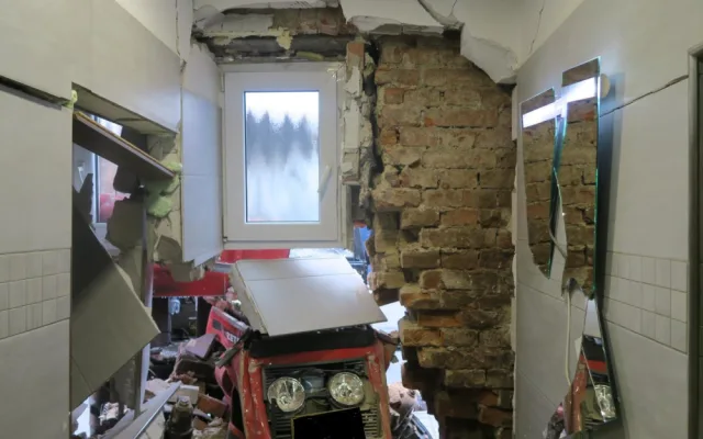 Nezajištěný traktor se rozjel a narazil do hotelu. Škoda jde do milionů korun