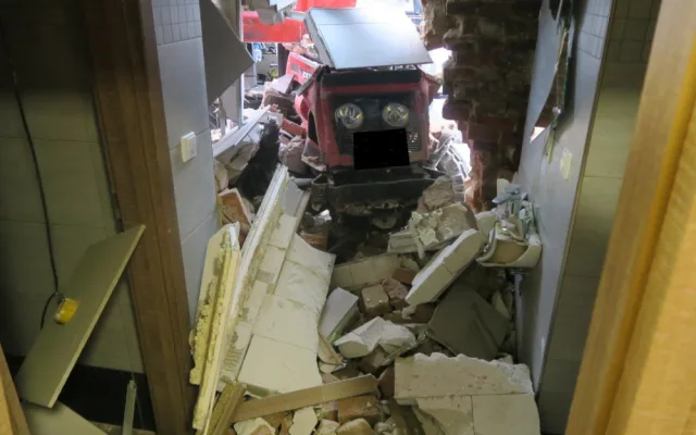 Nezajištěný traktor se rozjel a narazil do hotelu. Škoda jde do milionů korun