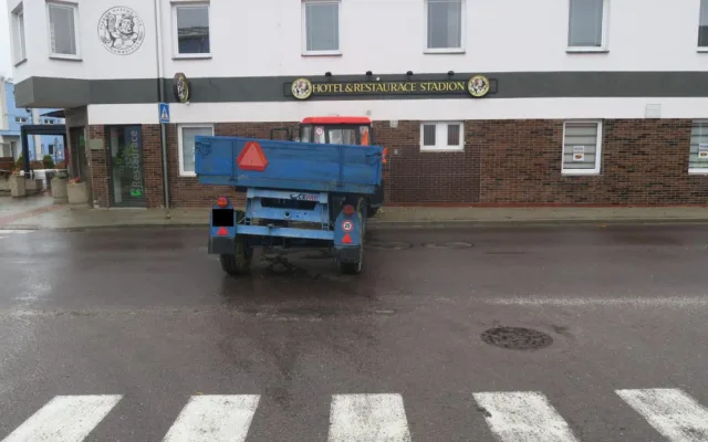 Nezajištěný traktor se rozjel a narazil do hotelu. Škoda jde do milionů korun