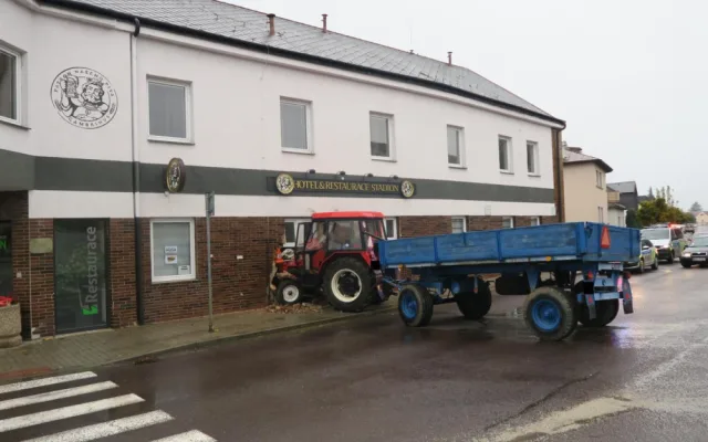 Nezajištěný traktor se rozjel a narazil do hotelu. Škoda jde do milionů korun