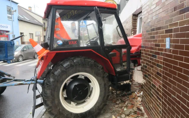Nezajištěný traktor se rozjel a narazil do hotelu. Škoda jde do milionů korun