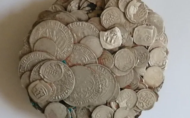 Ze země se začaly sypat zelené mince. Nálezce pokladu dostane 100 tisíc korun.