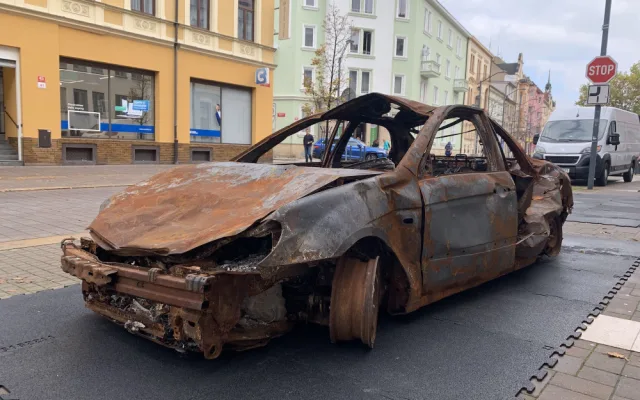 Vraky ukrajinských aut připomínají bombardování města Irpiň.