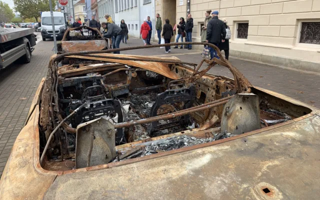 Vraky ukrajinských aut připomínají bombardování města Irpiň.