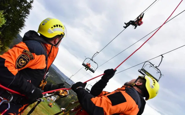 Hasiči na Zadově cvičili záchranu 16 lidí z lanovky