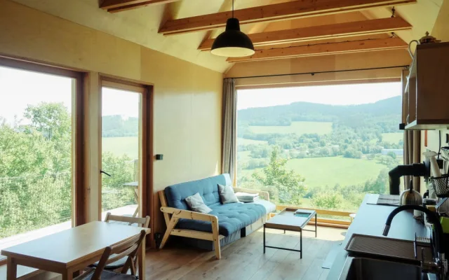 Slavné šumavské Tři domky vybudoval pražský kavárník, tyto tiny house zbožňují Češi i zahraniční návštěvníci