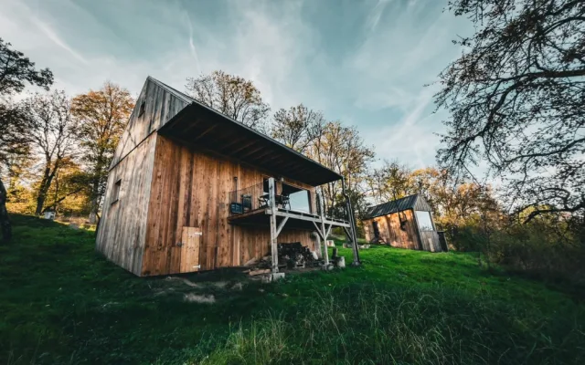 Slavné šumavské Tři domky vybudoval pražský kavárník, tyto tiny house zbožňují Češi i zahraniční návštěvníci