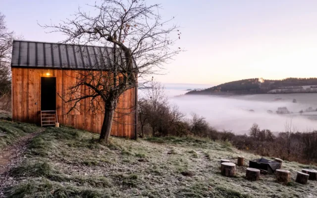 Slavné šumavské Tři domky vybudoval pražský kavárník, tyto tiny house zbožňují Češi i zahraniční návštěvníci