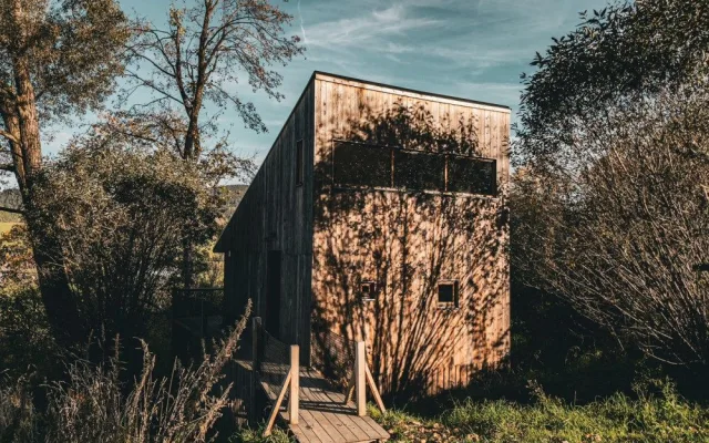 Slavné šumavské Tři domky vybudoval pražský kavárník, tyto tiny house zbožňují Češi i zahraniční návštěvníci