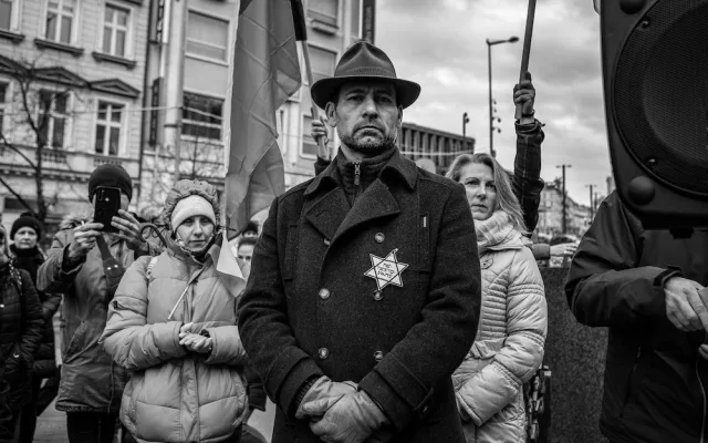 Nezapomenu na doktora, jak dceři pacienta oznamuje, že nemá smysl tatínka dál udržovat na přístrojích, říká režisér Klusák