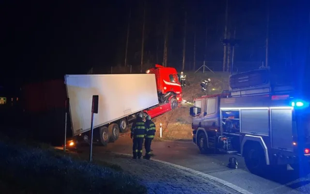 Řidič kamionu nezvládl u D3 jízdu kruhovým objezdem. Nadýchal přes přes dvě a půl promile