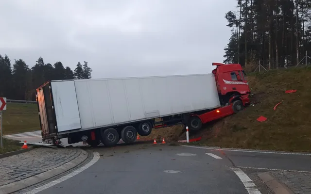 Řidič kamionu nezvládl u D3 jízdu kruhovým objezdem. Nadýchal přes přes dvě a půl promile