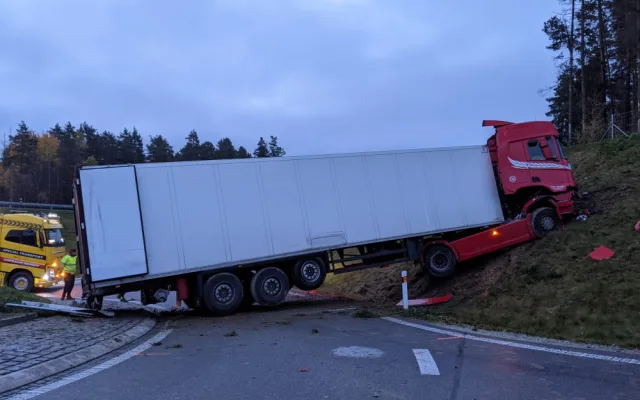 Řidič kamionu nezvládl u D3 jízdu kruhovým objezdem. Nadýchal přes přes dvě a půl promile